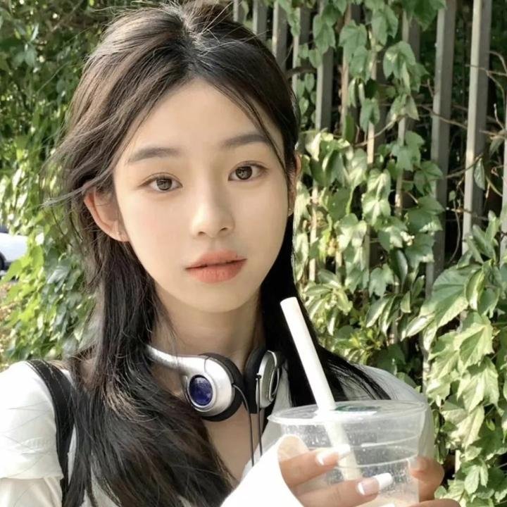天王之女恋爱脑怒怼网友，连日来内幕曝光，被批炫富